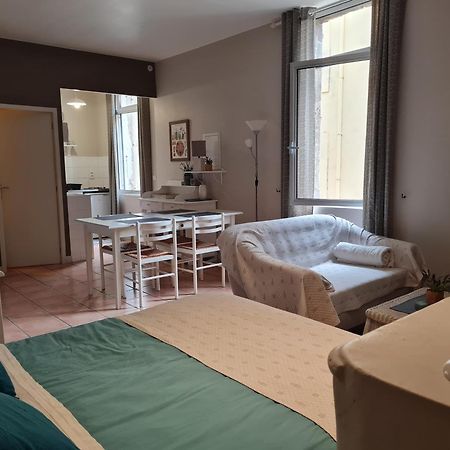 Le Prieure - Studios Jusqu'A 4 Personnes Villeneuve-lès-Béziers Exterior foto